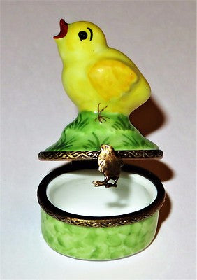 LIMOGES BOX - LITTLE YELLOW SONG BIRD - CHIRPING EASTER CHICK ON THE GRASS