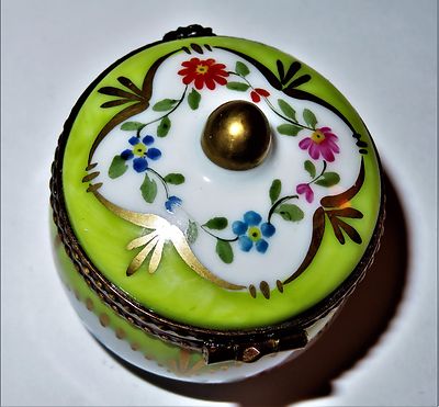 LIMOGES FRANCE BOX -GREEN & WHITE ROUND FLORAL- FLOWERS & SCALLOPS & GOLD FINIAL