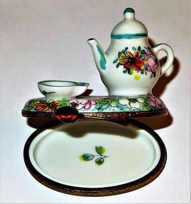 LIMOGES FRANCE BOX - TEAPOT & CUPS ON A FLOWERY BASE & SPOON - ROSES - HSN - LE