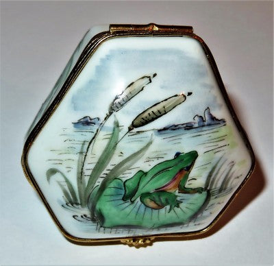 LIMOGES FRANCE BOX - VINTAGE FROG IN A POND SCENE - CATTAILS & REEDS - TOADS