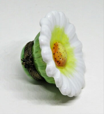 LIMOGES FRANCE BOX - CLASSIC WHITE DAISY - FLOWERS - BEE CLASP & BEE INSIDE