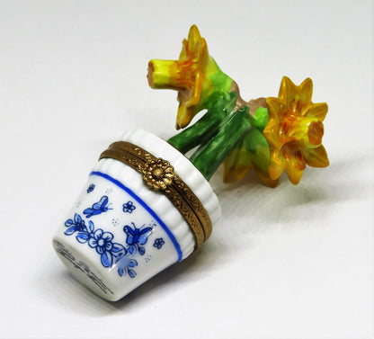 LIMOGES BOX - ELDA - YELLOW DAFFODILS - POT & DELFT BLUE FLOWERS & BUTTERFLY