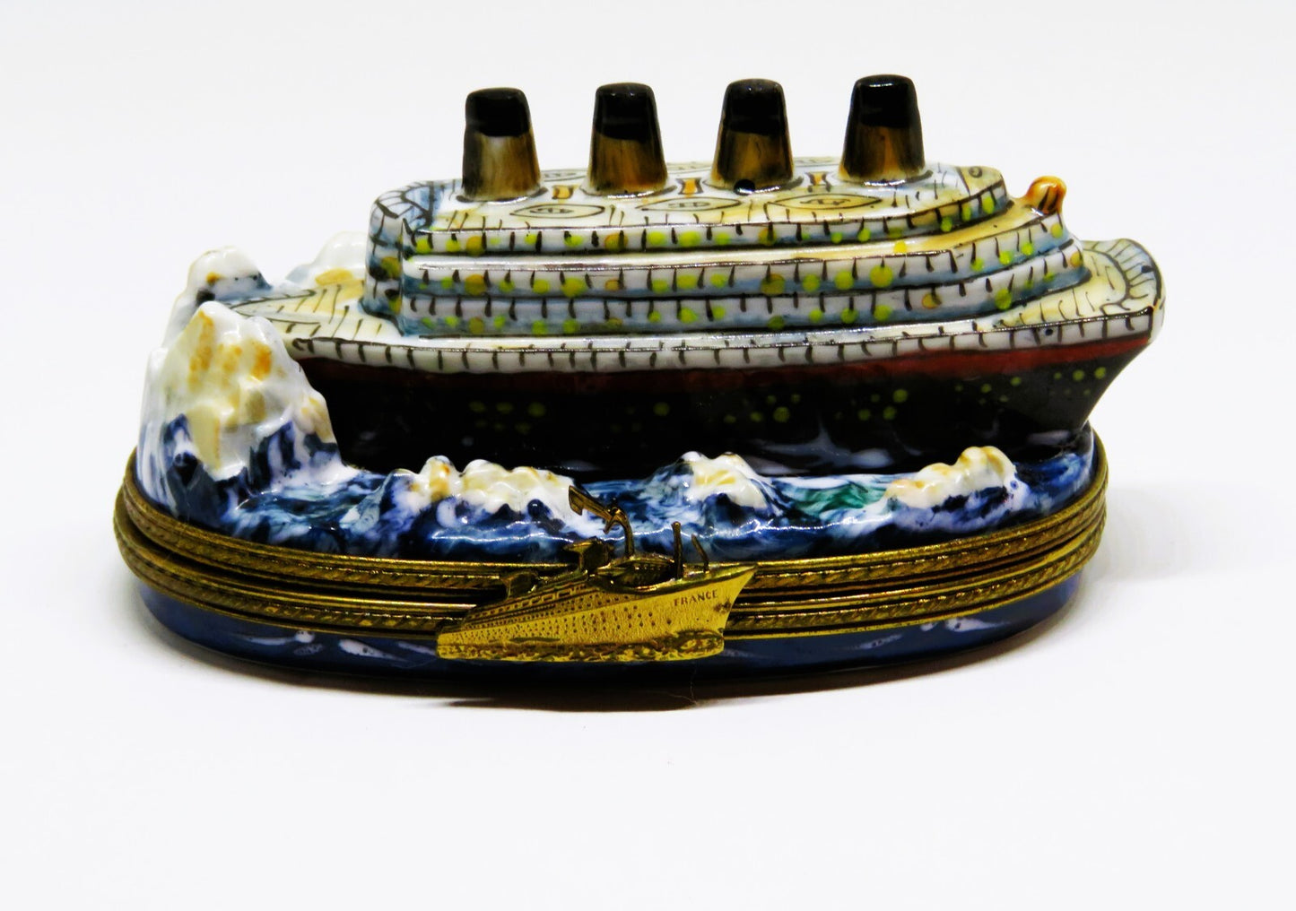 LIMOGES FRANCE BOX ~ TITANIC & ICEBERG ~ SHIP ~ OCEAN LINER ~ PEINT MAIN