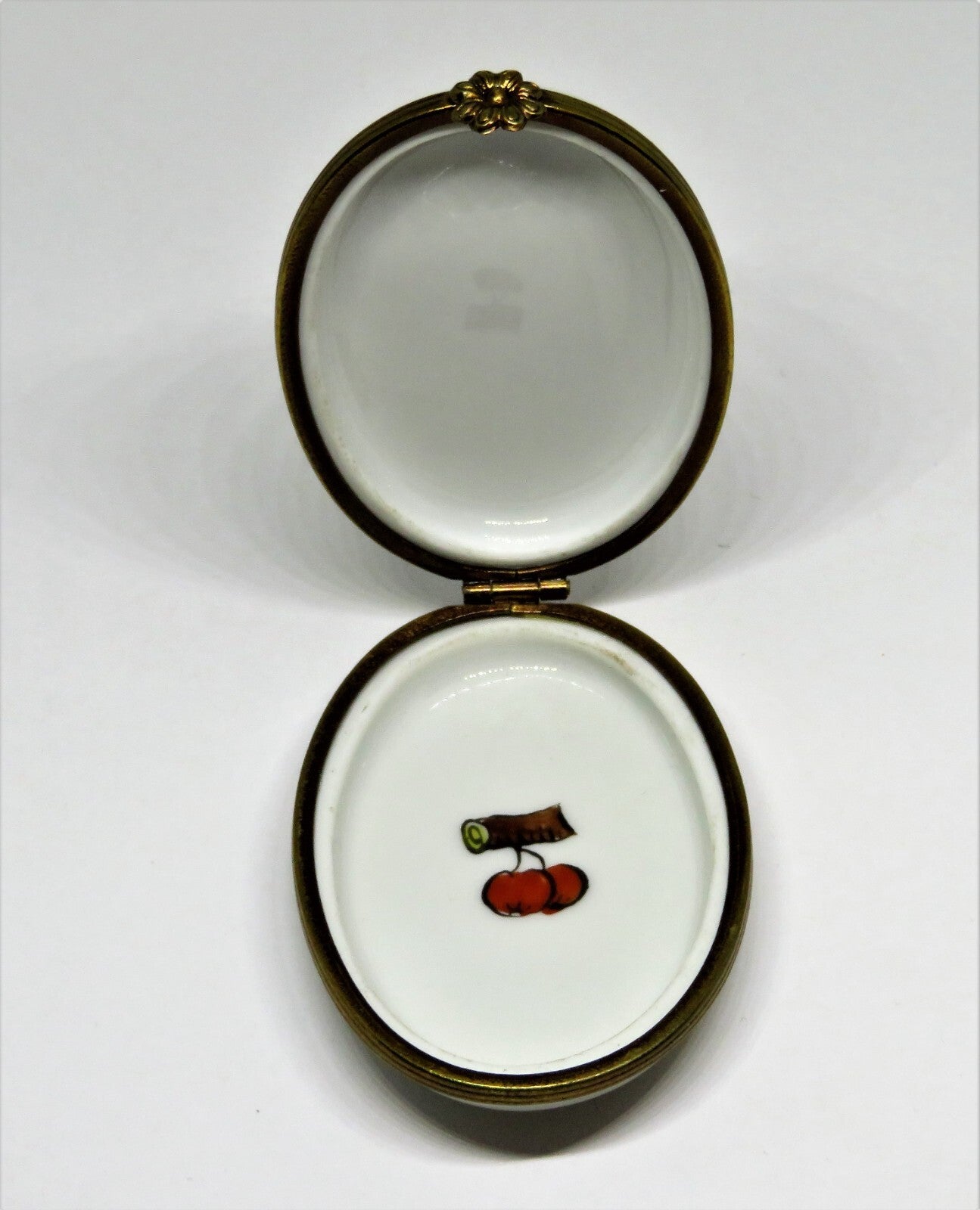 LIMOGES BOX - CHAMART - CHRISTMAS - THREE DIMENSIONAL HOLLY - BERRIES & LEAVES