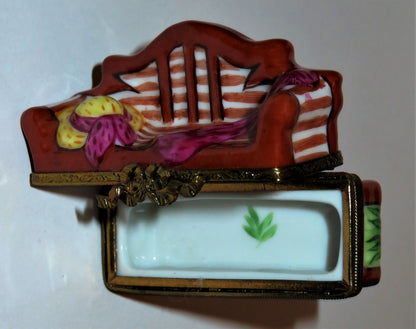LIMOGES BOX ~ GARDEN BENCH & FLOWERS ~ 'STRAW' HAT & MAGENTA SHAWL ~ PEINT MAIN