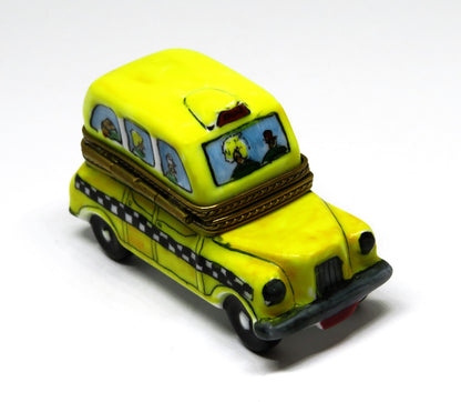 LIMOGES BOX ~ YELLOW CHECKERED TAXICAB & PASSENGERS ~ CAR ~ VEHICLE ~ PEINT MAIN