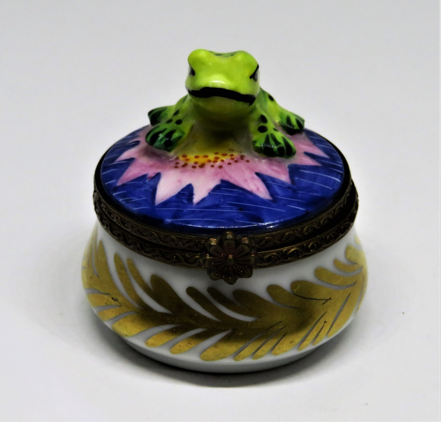 LIMOGES BOX -PARRY-VIEILLE- VINTAGE FROG & PINK LILY FLOWER - GOLD LEAVES