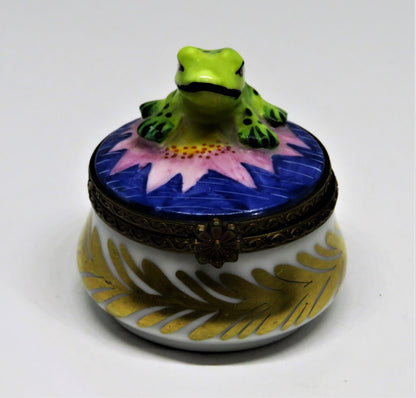 LIMOGES BOX -PARRY-VIEILLE- VINTAGE FROG & PINK LILY FLOWER - GOLD LEAVES