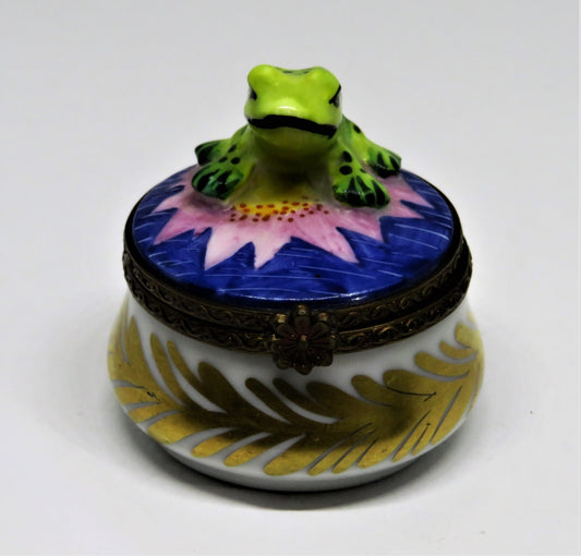 LIMOGES BOX -PARRY-VIEILLE- VINTAGE FROG & PINK LILY FLOWER - GOLD LEAVES