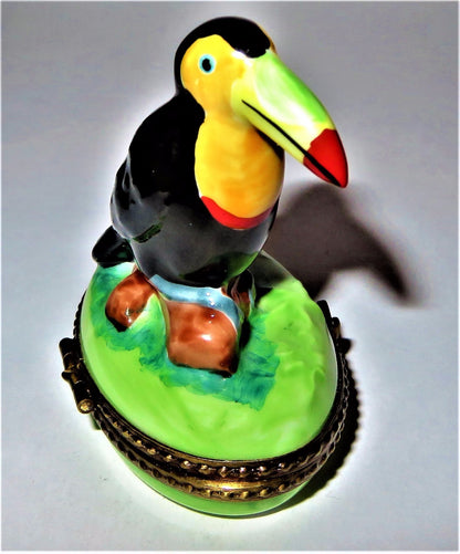LIMOGES FRANCE BOX -TOUCAN ON WOODEN LOG- BUTTERFLY CLASP -FEATHER INSIDE- BIRDS