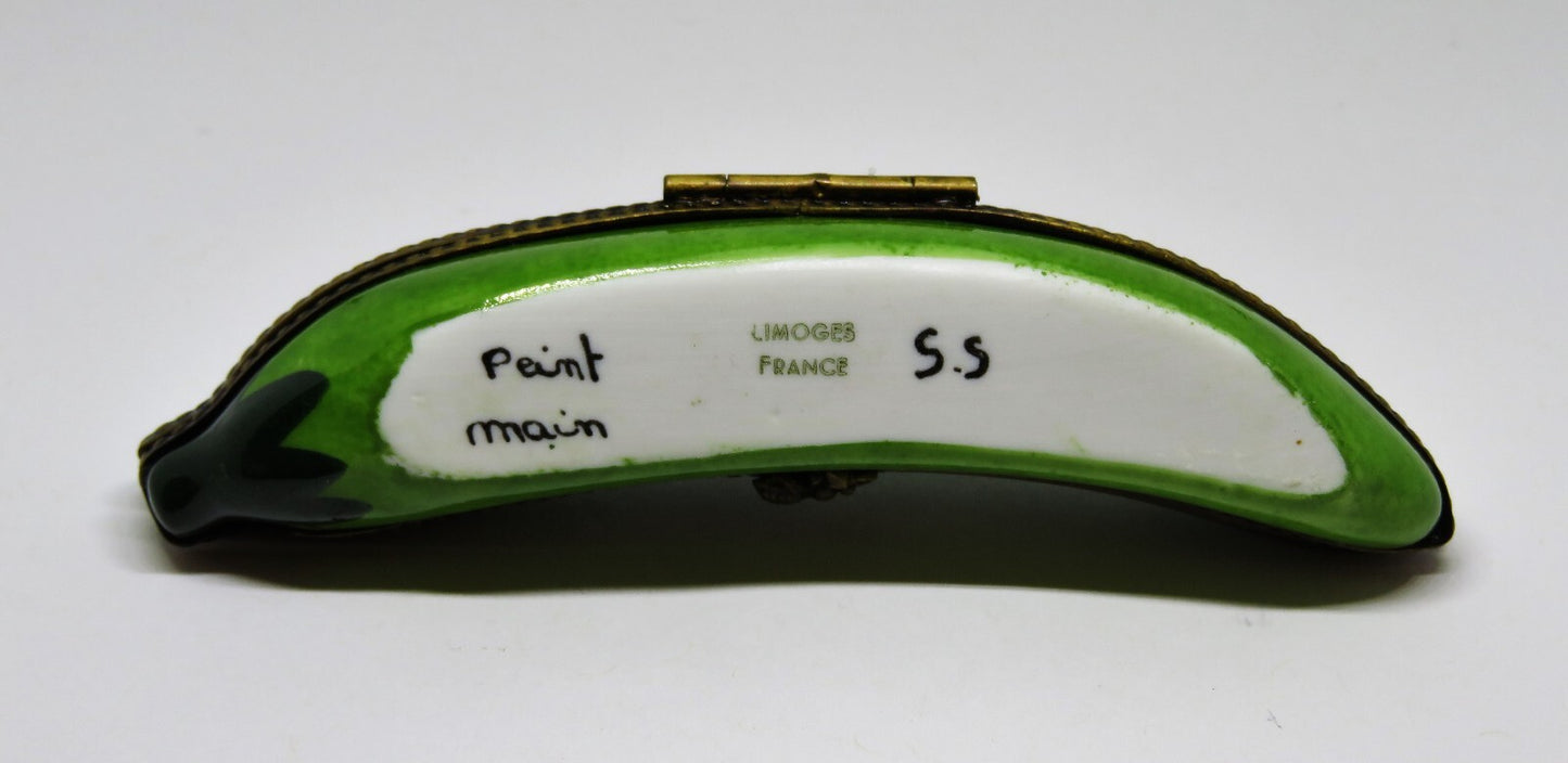 LIMOGES FRANCE BOX ~ LARGE PEA POD ~ FIVE PEAS INSIDE ~ PEAPOD ~ PEINT MAIN