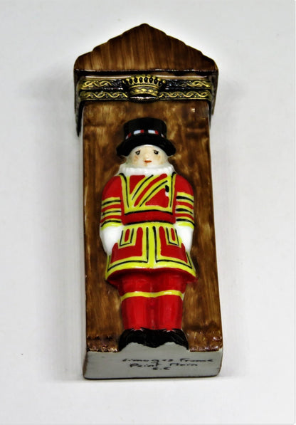 LIMOGES FRANCE BOX - TOWER OF LONDON GUARD & GUARD POST - BEEFEATER - ENGLAND