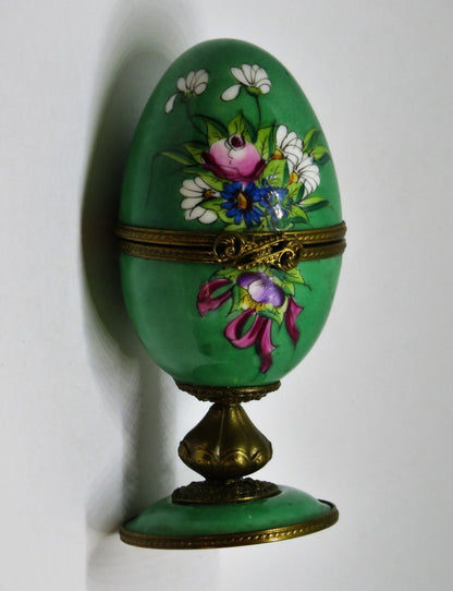 LIMOGES BOX - VIALARD - EASTER EGG ON A PEDESTAL - BOUQUET OF FLOWERS - "AS IS"