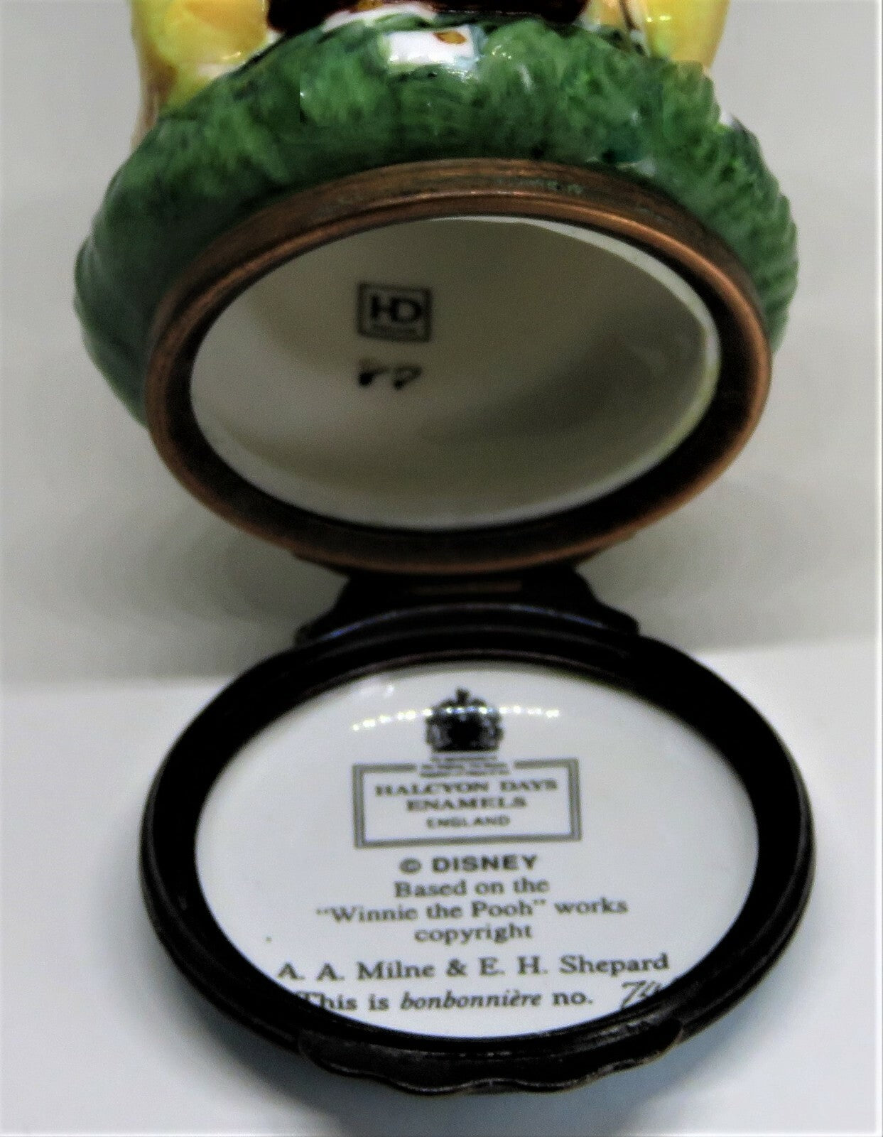 HALCYON DAYS ENAMEL BOX - WINNIE THE POOH & HUNNY POT BONBONNIERE - DISNEY