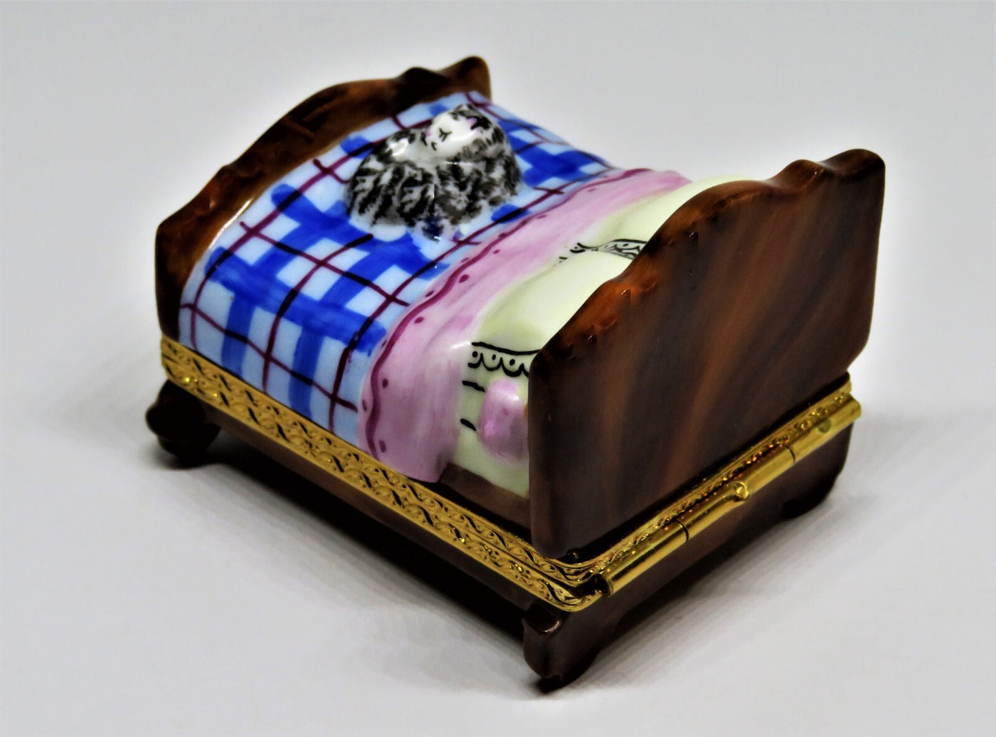 LIMOGES FRANCE BOX ~ TABBY CAT ASLEEP ON A BED ~ KITTEN ~ KITTY ~ PEINT MAIN