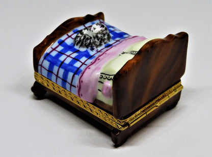 LIMOGES FRANCE BOX ~ TABBY CAT ASLEEP ON A BED ~ KITTEN ~ KITTY ~ PEINT MAIN