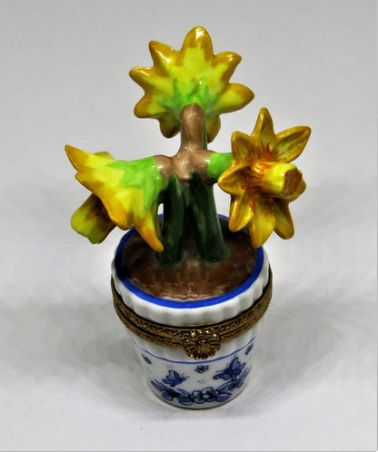 LIMOGES BOX - ELDA - YELLOW DAFFODILS - POT & DELFT BLUE FLOWERS & BUTTERFLY