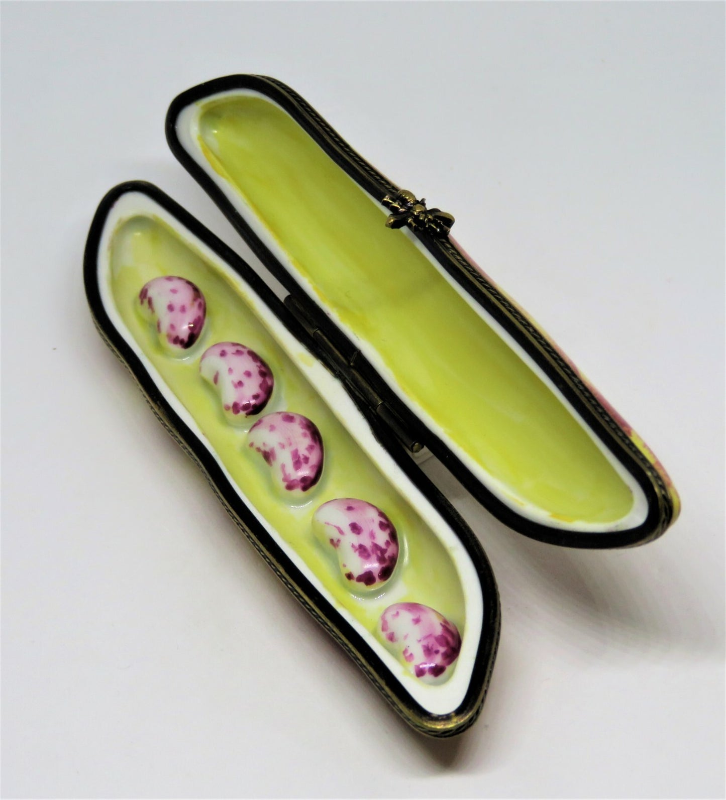 LIMOGES FRANCE BOX - CHAMART - PINTO BEANS IN A POD - VEGETABLES - BEE CLASP
