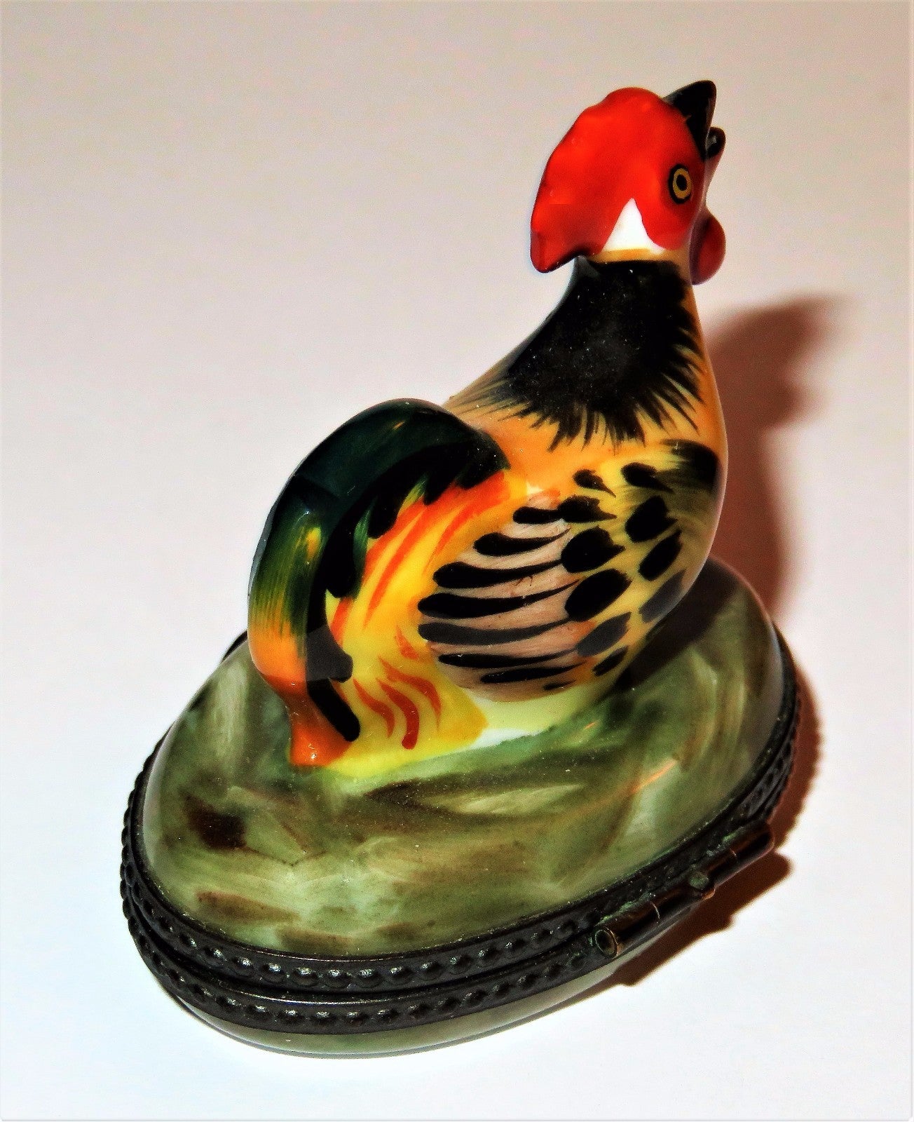 LIMOGES FRANCE BOX- ROCHARD -VINTAGE ROOSTER CROWING- LEAF CLASP -CHICKENS- FOWL