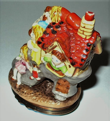 HALCYON DAYS ENAMEL BOX - OLD WOMAN LIVED IN A SHOE BONBONNIERE - NURSERY RHYMES