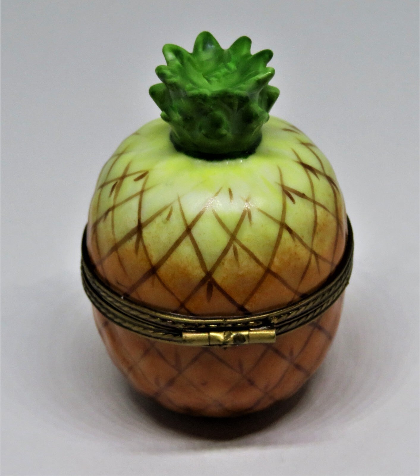LIMOGES FRANCE BOX ~VINTAGE~ LARGE RIPE PINEAPPLE ~BEE CLASP~ FRUITS ~PEINT MAIN