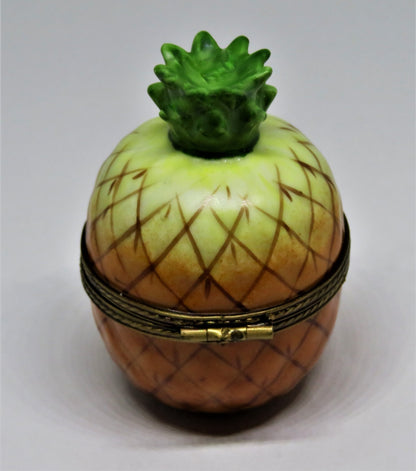 LIMOGES FRANCE BOX ~VINTAGE~ LARGE RIPE PINEAPPLE ~BEE CLASP~ FRUITS ~PEINT MAIN
