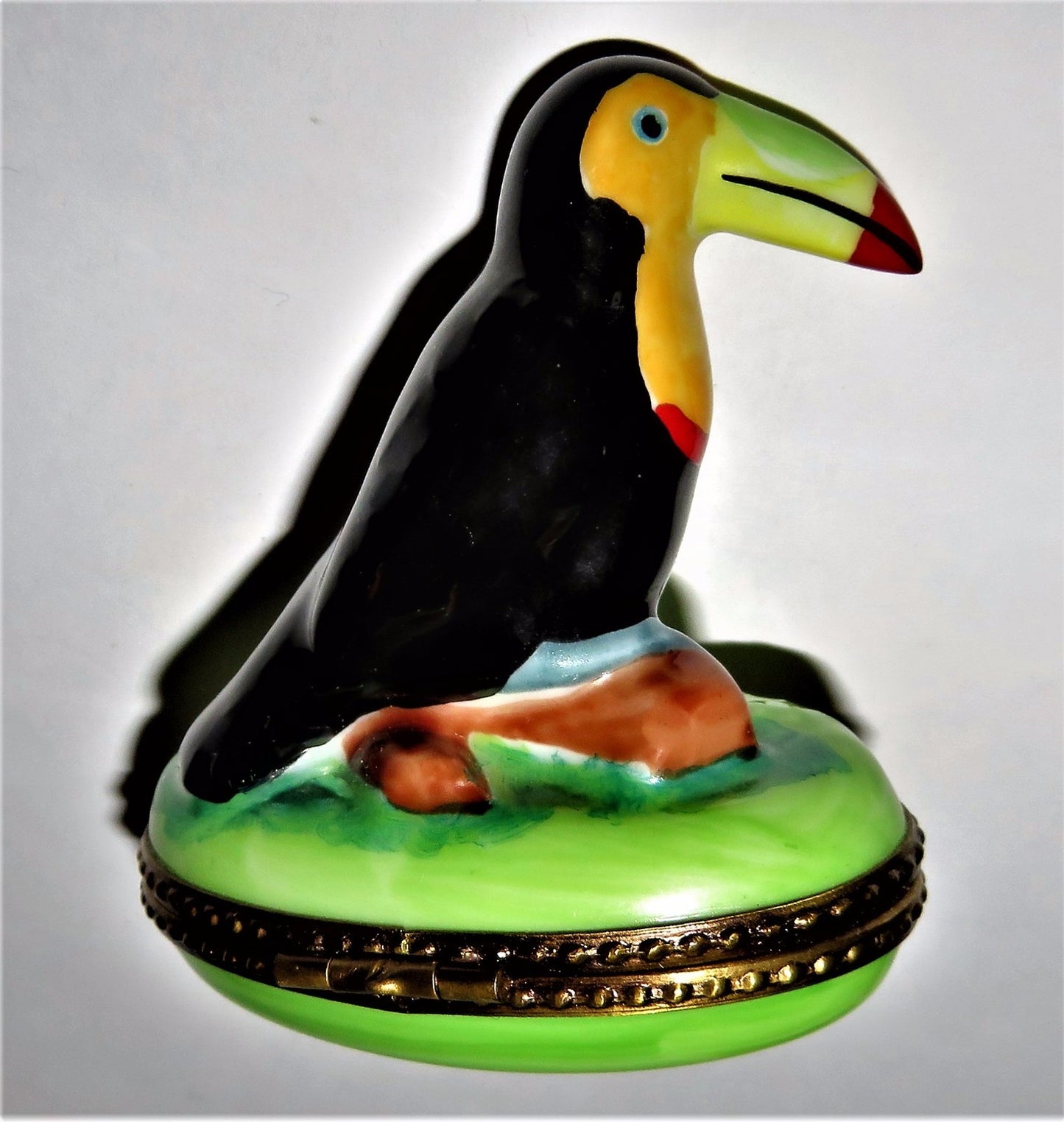 LIMOGES FRANCE BOX -TOUCAN ON WOODEN LOG- BUTTERFLY CLASP -FEATHER INSIDE- BIRDS