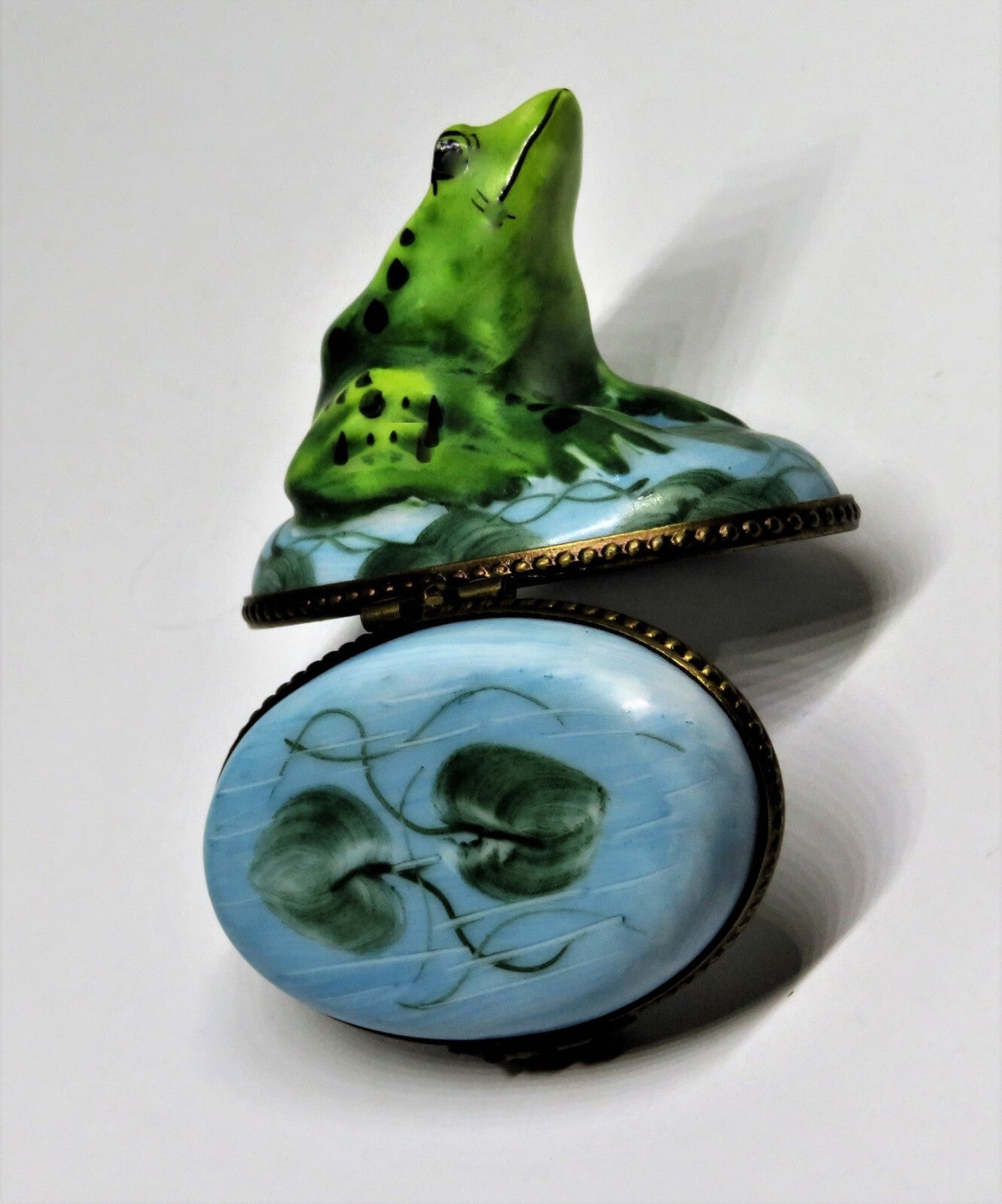LIMOGES FRANCE BOX - PARRY-VIEILLE - VINTAGE FROG IN A POND - LILY PADS