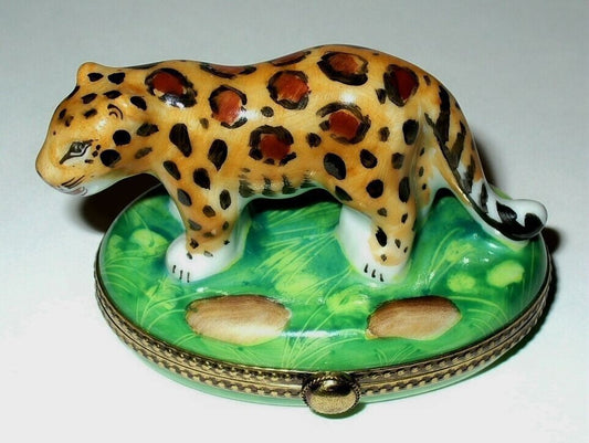LIMOGES FRANCE BOX ~ LEOPARD IN THE JUNGLE ~WILD CAT~ GRASS & ROCKS ~ PEINT MAIN