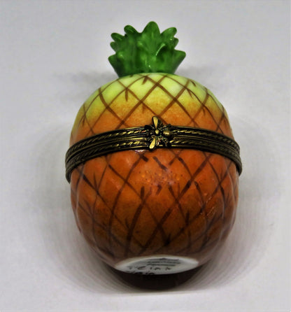 LIMOGES FRANCE BOX ~VINTAGE~ LARGE RIPE PINEAPPLE ~BEE CLASP~ FRUITS ~PEINT MAIN