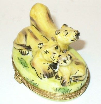LIMOGES FRANCE BOX ~ FAMILY OF FEMALE LIONS & PLAYFUL CUB ~WILD CATS~ PEINT MAIN