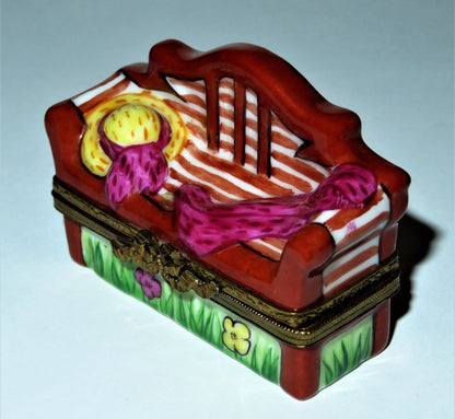 LIMOGES BOX ~ GARDEN BENCH & FLOWERS ~ 'STRAW' HAT & MAGENTA SHAWL ~ PEINT MAIN