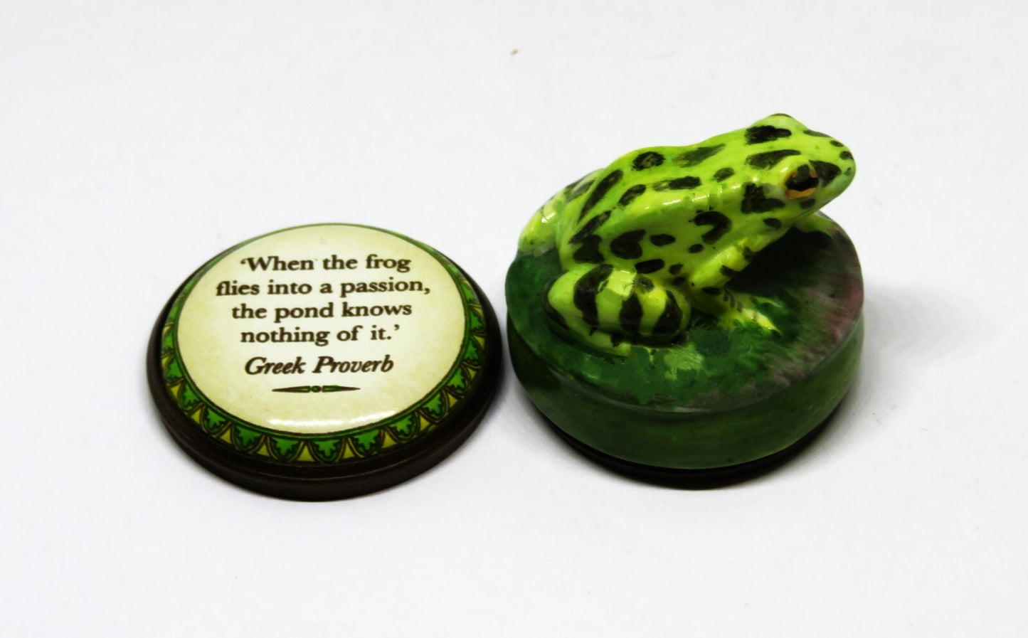 HALCYON DAYS ENAMEL BOX - SPOTTED GREEN & YELLOW FROG BONBONNIERE - WATER LILY