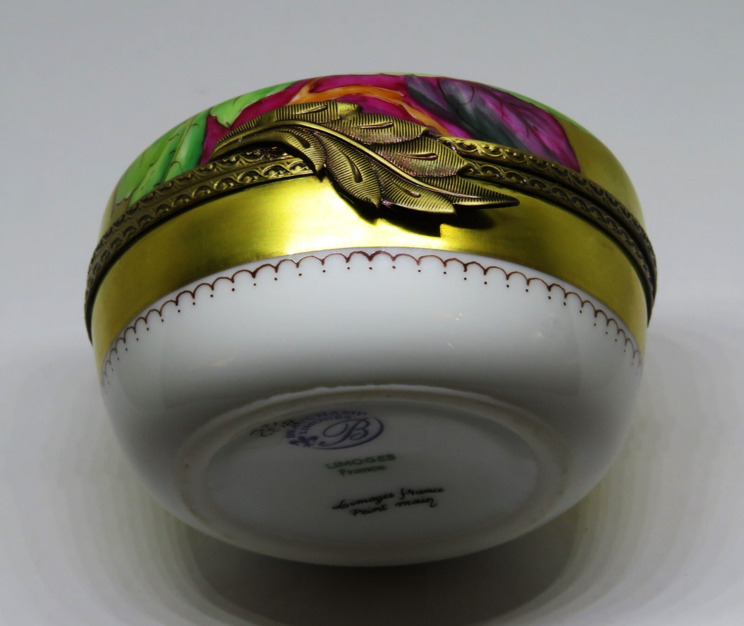 LIMOGES BEAUCHAMP - HUGE GOLD INCRUSTATION ROUND BOX - BIRD & PINK FLOWERS