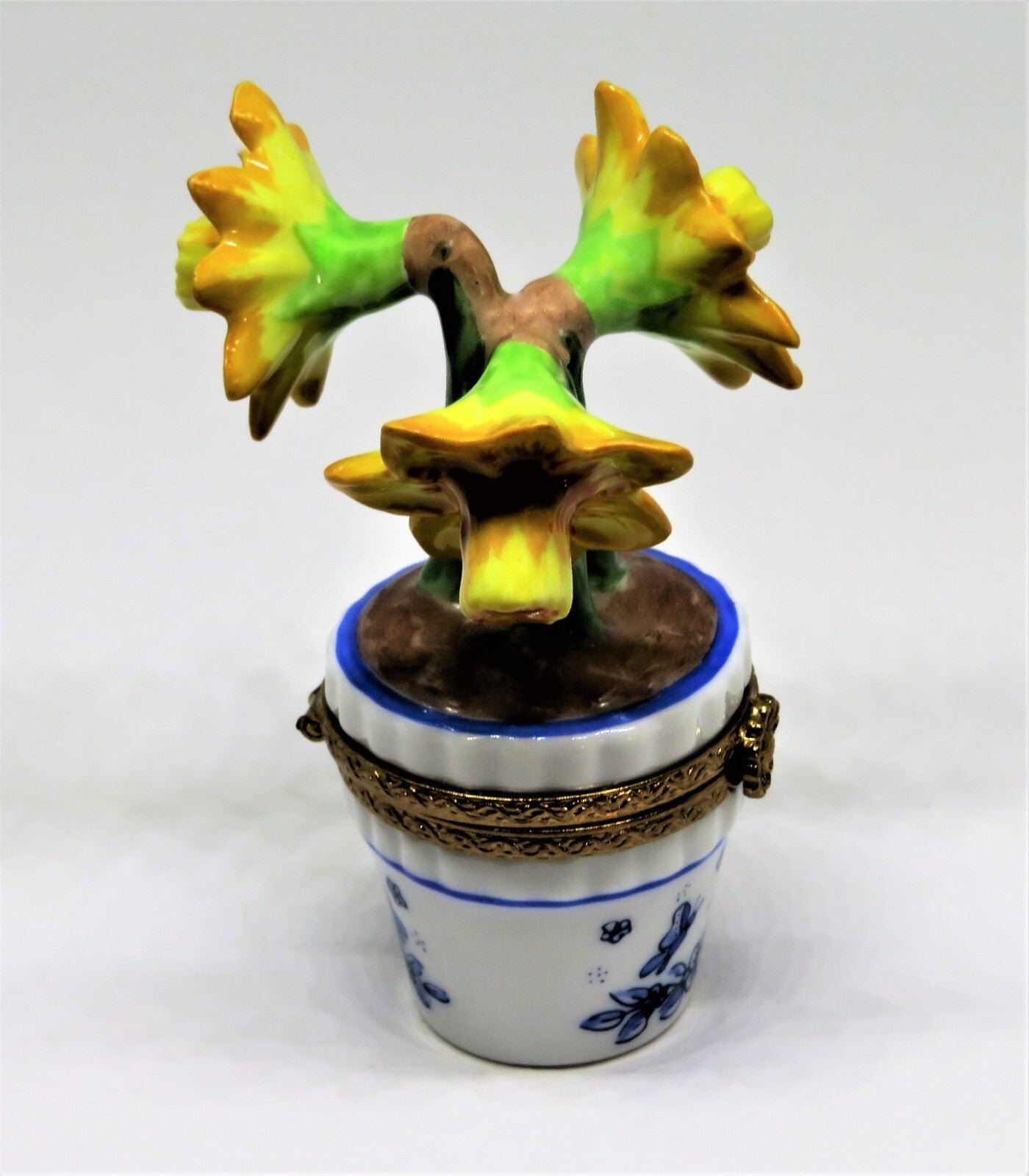 LIMOGES BOX - ELDA - YELLOW DAFFODILS - POT & DELFT BLUE FLOWERS & BUTTERFLY