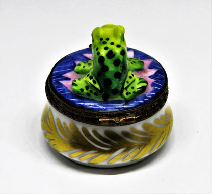 LIMOGES BOX -PARRY-VIEILLE- VINTAGE FROG & PINK LILY FLOWER - GOLD LEAVES