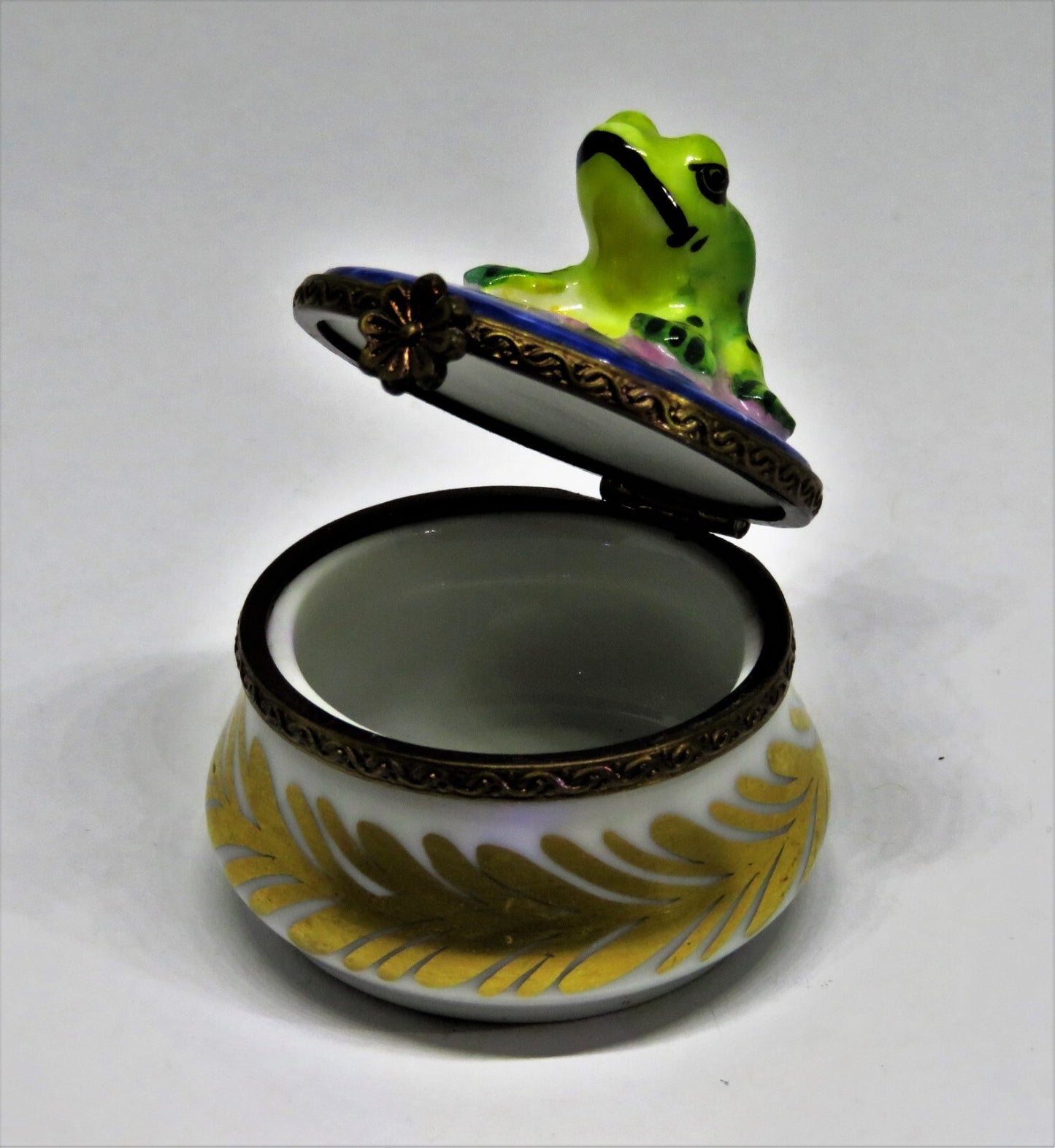 LIMOGES BOX -PARRY-VIEILLE- VINTAGE FROG & PINK LILY FLOWER - GOLD LEAVES