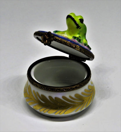 LIMOGES BOX -PARRY-VIEILLE- VINTAGE FROG & PINK LILY FLOWER - GOLD LEAVES