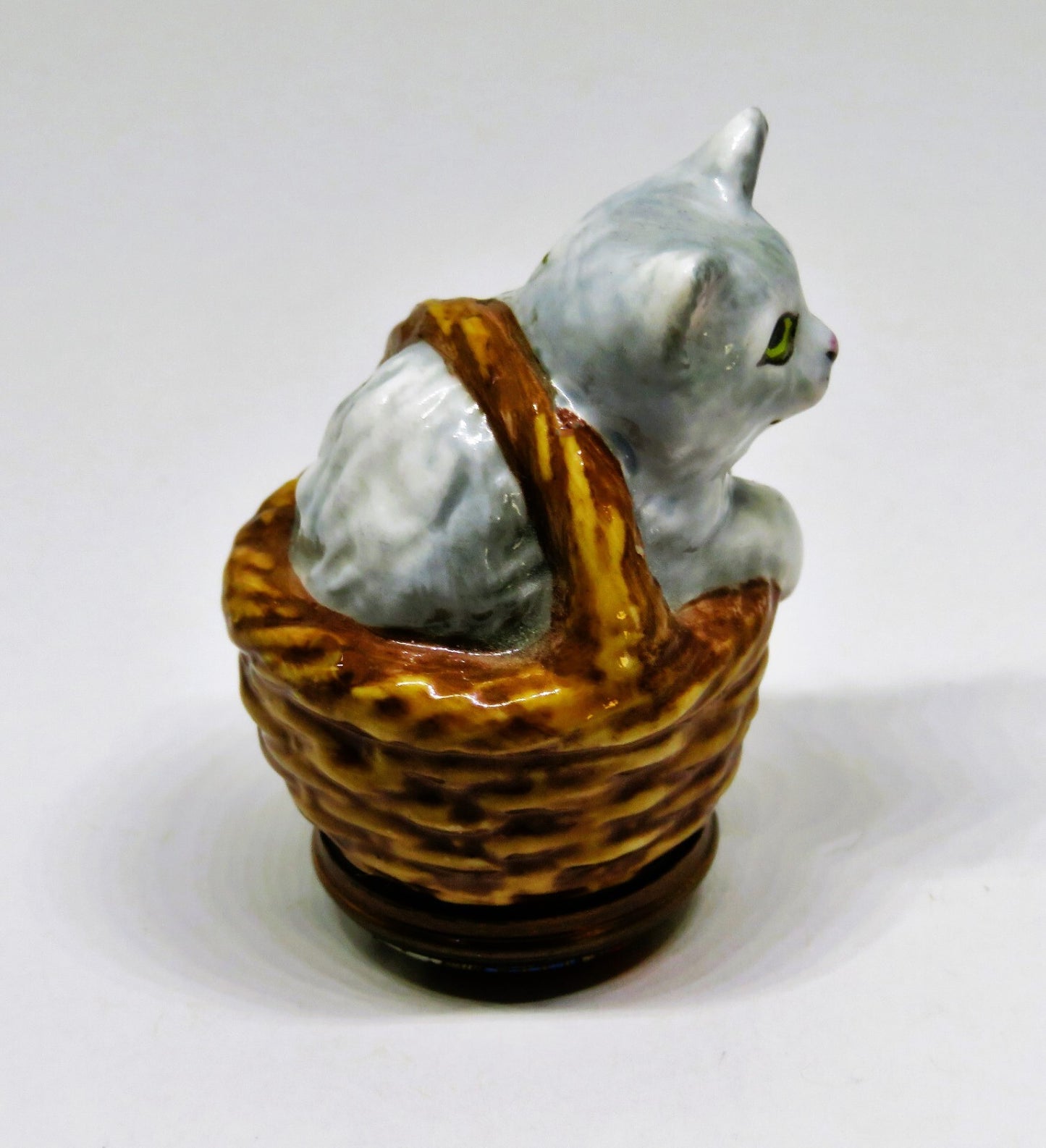 HALCYON DAYS ENGLISH ENAMEL BOX - KITTEN IN A WICKER BASKET BONBONNIERE - CAT