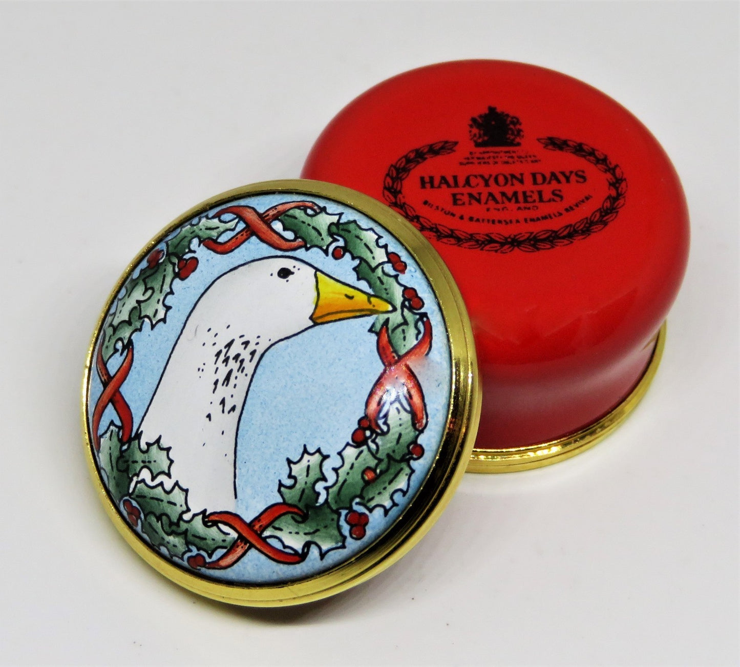HALCYON DAYS ENAMEL BOX - CHRISTMAS GOOSE - WREATH OF HOLLY & RED RIBBONS