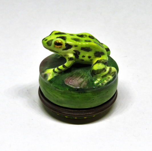 HALCYON DAYS ENAMEL BOX - SPOTTED GREEN & YELLOW FROG BONBONNIERE - WATER LILY