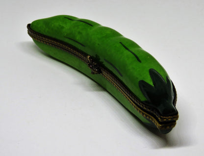 LIMOGES FRANCE BOX ~ LARGE PEA POD ~ FIVE PEAS INSIDE ~ PEAPOD ~ PEINT MAIN