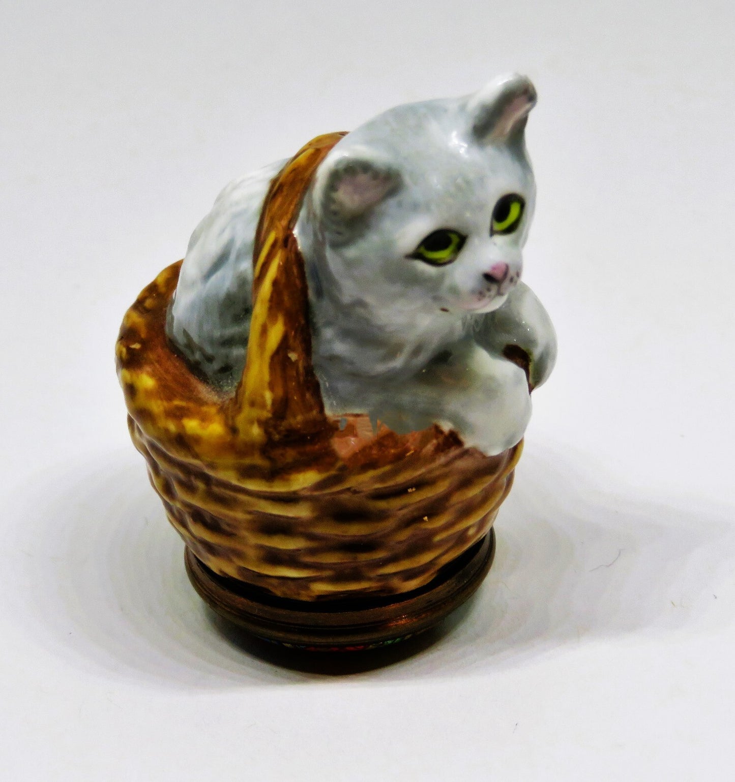 HALCYON DAYS ENGLISH ENAMEL BOX - KITTEN IN A WICKER BASKET BONBONNIERE - CAT