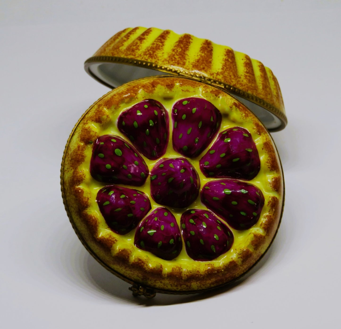 LIMOGES FRANCE BOX - ROCHARD - STRAWBERRY TART & BEE CLASP - PIE - DESSERT