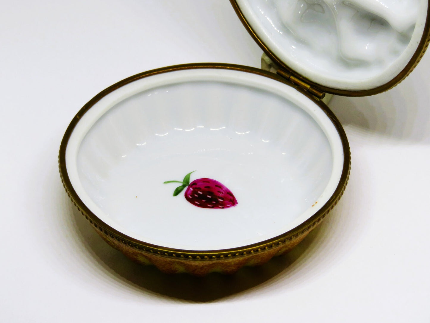 LIMOGES FRANCE BOX - ROCHARD - STRAWBERRY TART & BEE CLASP - PIE - DESSERT