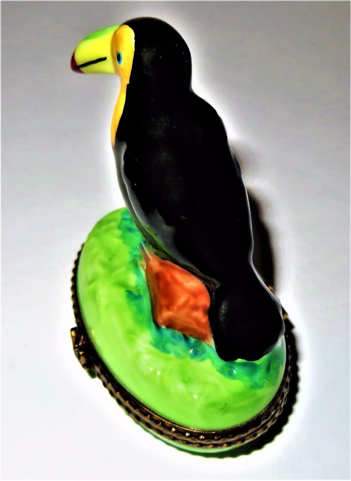 LIMOGES FRANCE BOX -TOUCAN ON WOODEN LOG- BUTTERFLY CLASP -FEATHER INSIDE- BIRDS