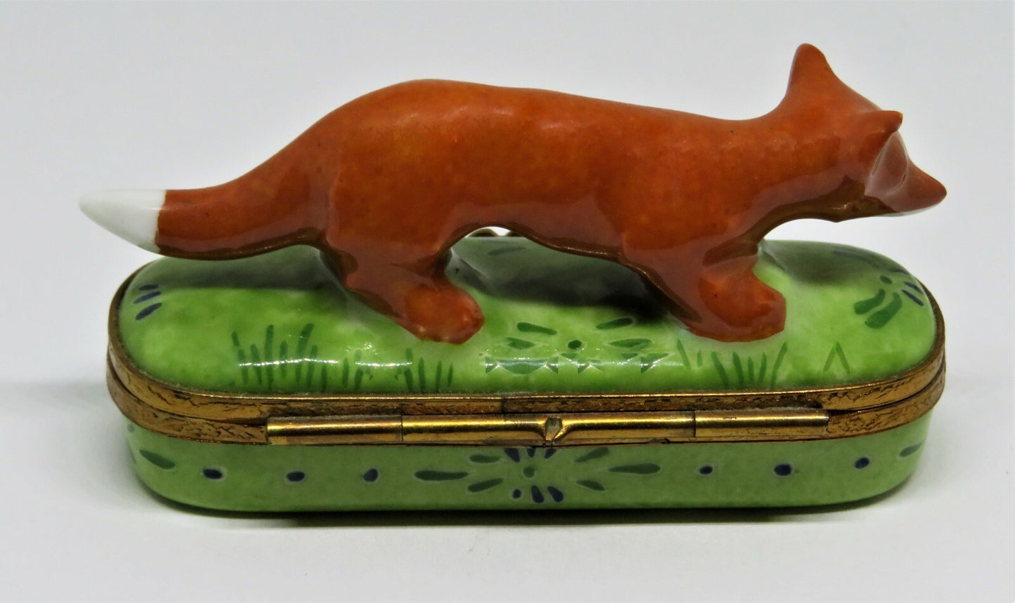 LIMOGES FRANCE PIN BOX - VINTAGE RED FOX IN A GRASSY MEADOW - LEAF CLASP