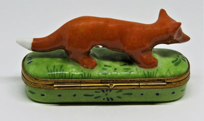 LIMOGES FRANCE PIN BOX - VINTAGE RED FOX IN A GRASSY MEADOW - LEAF CLASP