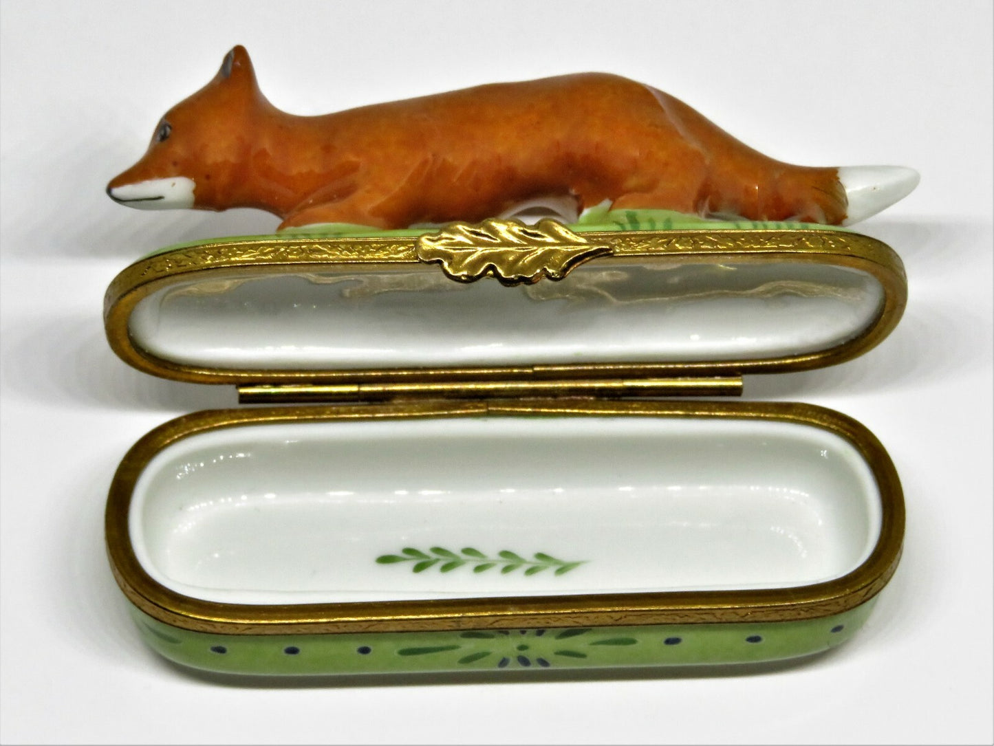 LIMOGES FRANCE PIN BOX - VINTAGE RED FOX IN A GRASSY MEADOW - LEAF CLASP