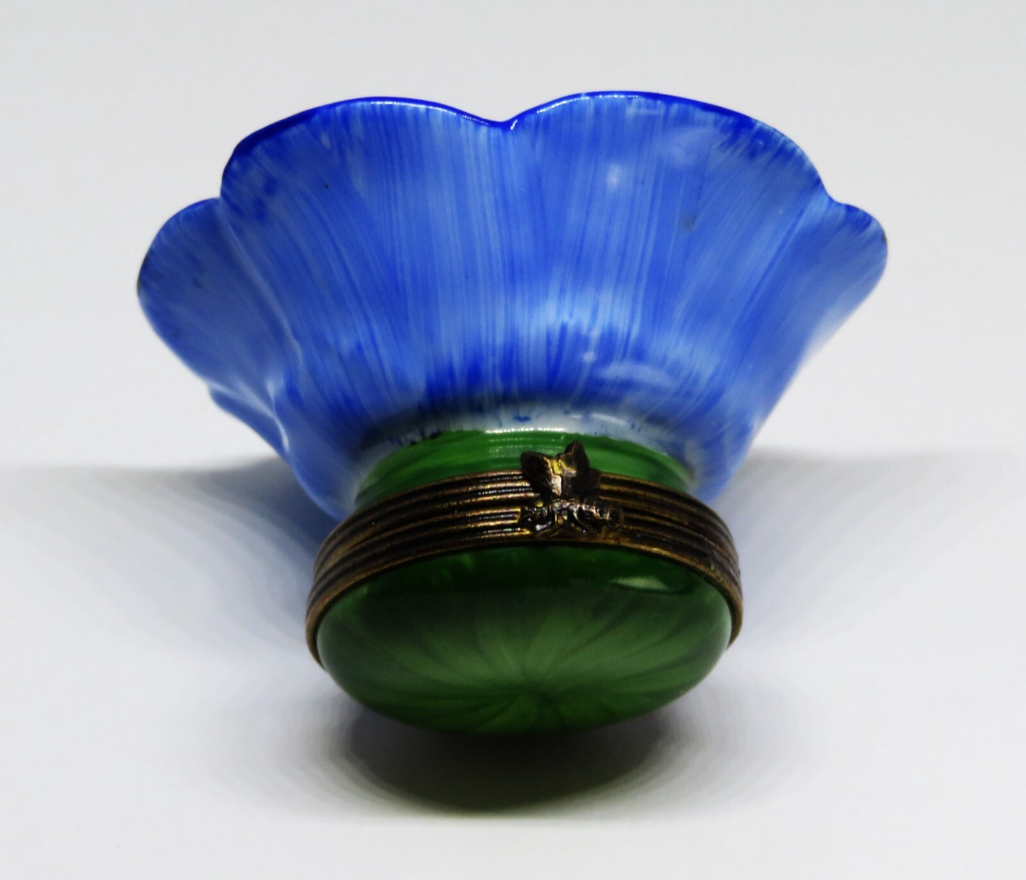 LIMOGES FRANCE BOX ~ BLUE  & WHITE FLOWER & GREEN CENTER ~ PEINT MAIN